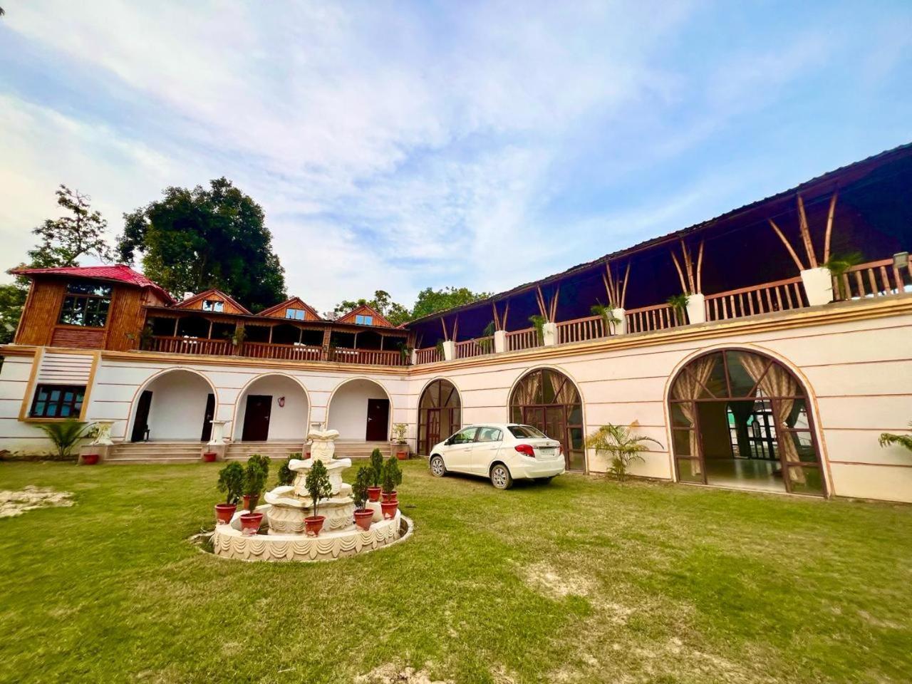 La Pahi Palace- Banquet And Resort Sakri East Exterior photo
